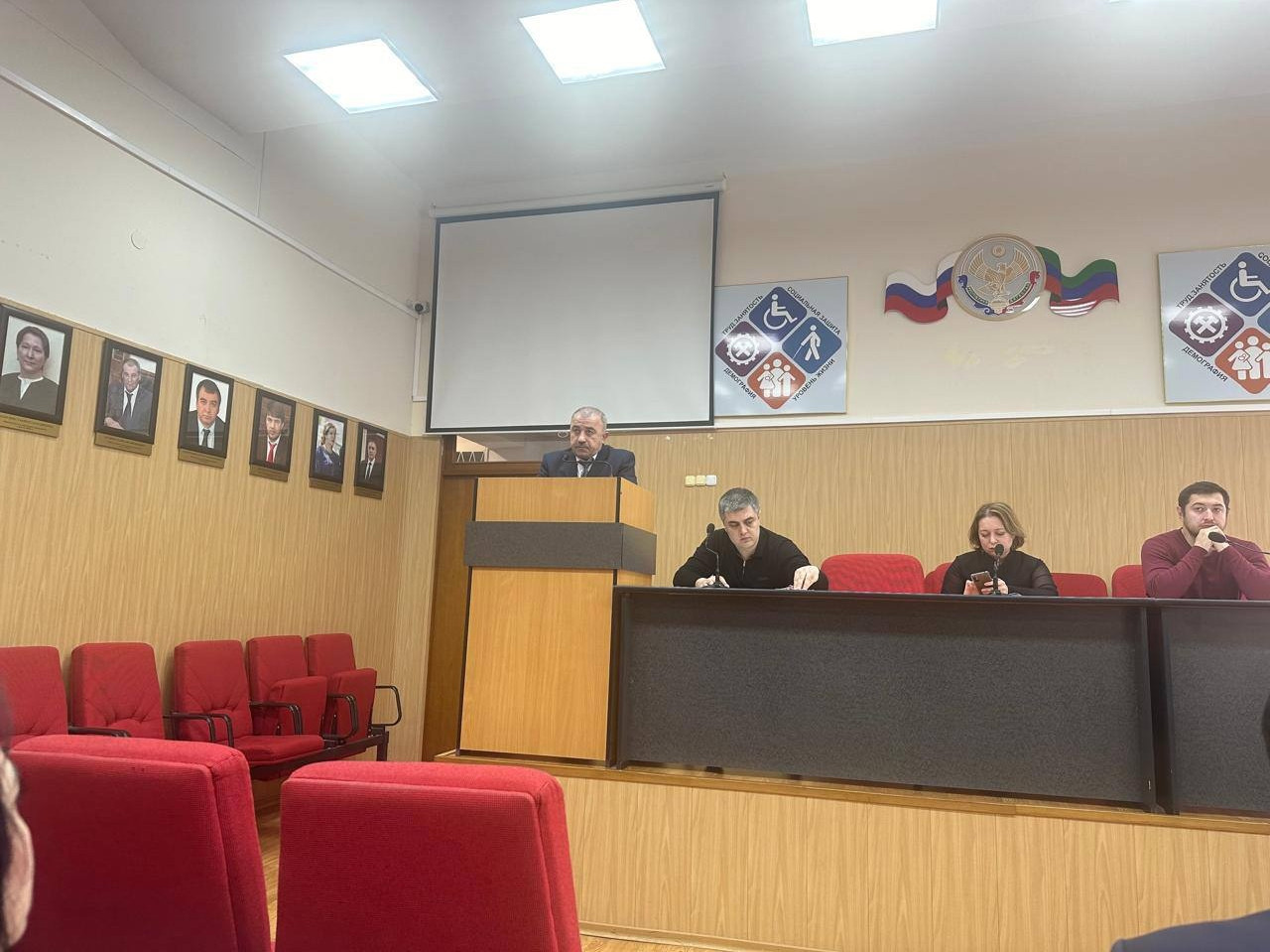 Сегодня, 14 мая, в здании Минтруда РД в актовом зале прошло совещание по вопросам: организации работы ЕЦП «Работа России»