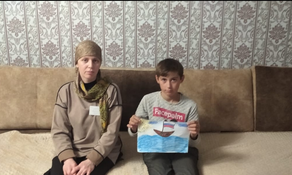 Специалист по работе с семьей и детьми, Джупанова Ханум посетила своих подопечных и провела с ними патриотическую беседу, посвящённую Дню конституции РФ.