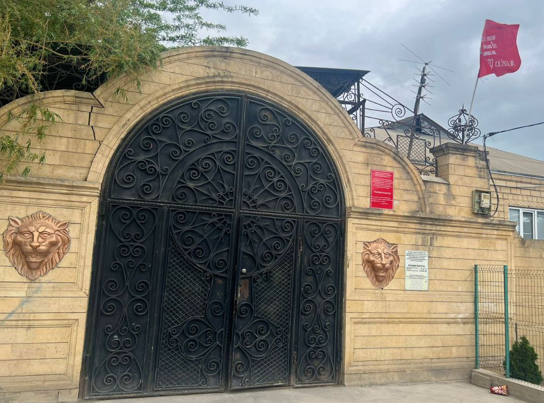 Знамя Победы установлены на фасадах зданий учреждения.