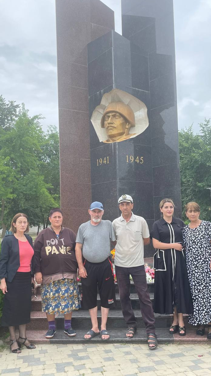 Работники Комплексного центра г.Дагестанские Огни совместно с подопечными центра приняли участие в городском мероприятии, посвящённом Дню памяти и скорби