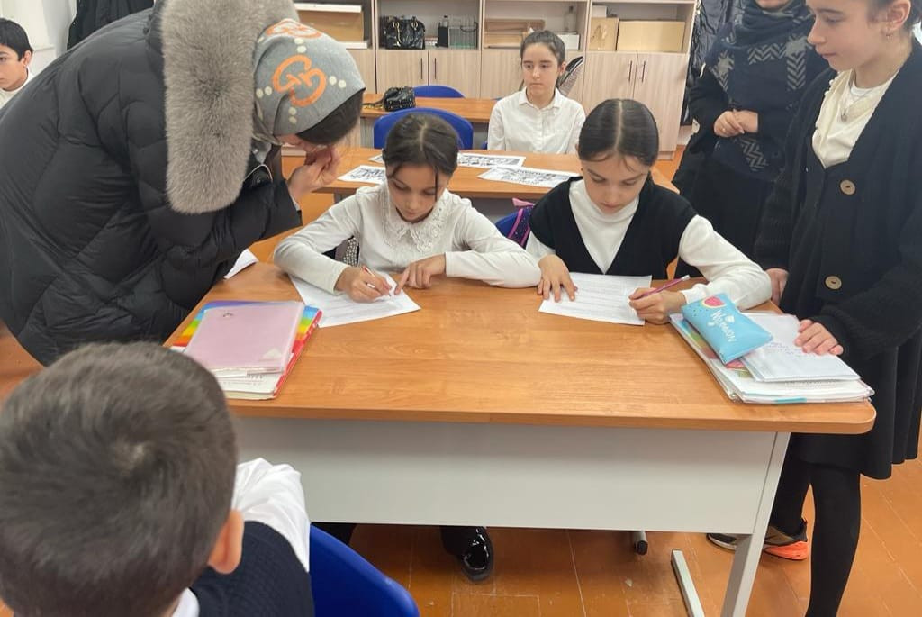 Психолог отделения семьи, Ибрагимова Асият, провела тестирование детей 6 класса СОШ №1 на тему "Что такое терроризм".
