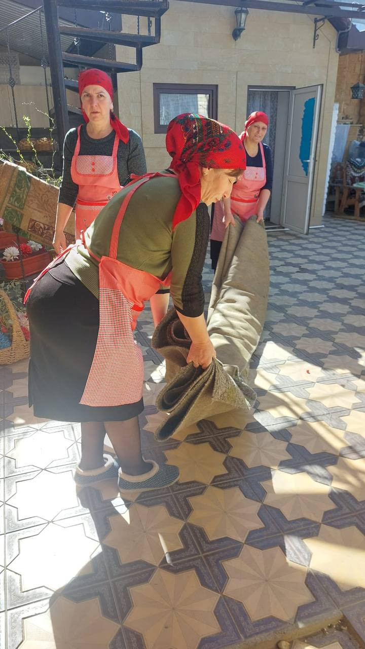 Социальные работники 1-го отделения граждан пожилого возраста и инвалидов на дому ко Дню семьи провели «Бригадный метод» у получателя социальных услуг Амировой А.