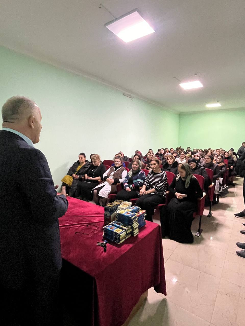 Директор Комплексного центра Эфендиев Нурдин Казимагомедович поздравил с 8-марта!