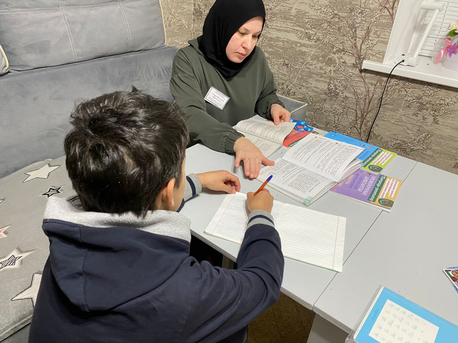 В рабочий день специалиста по работе семьёй и детьми Алиевой Максалины входит посещение своих подопечных, оказывание педагогических услуг и организация досуга для детей.