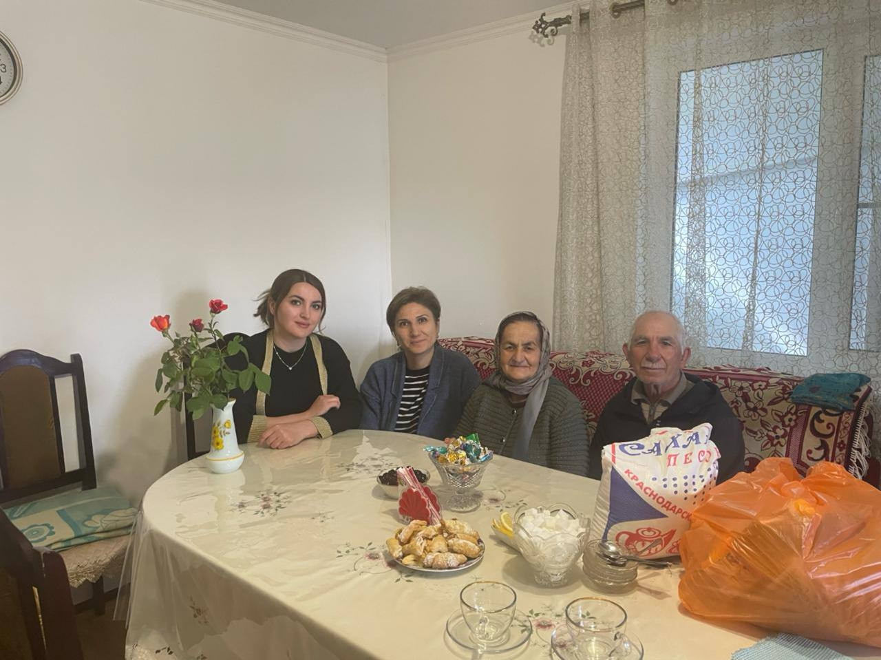 Работники отделения социального обслуживания граждан пожилого возраста и инвалидов в полустационарной форме поздравили своих подопечных с "Днём семьи"