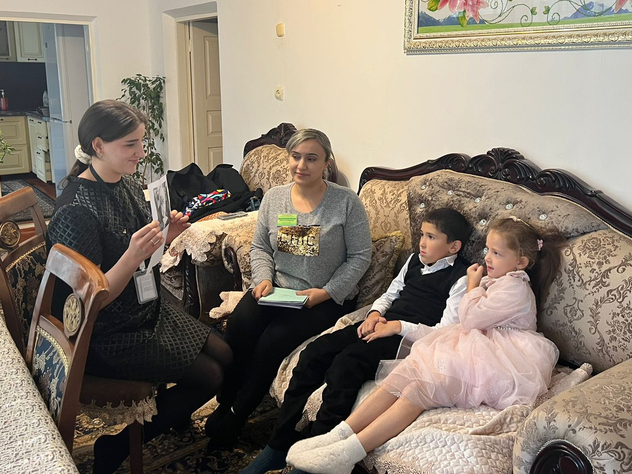 Специалист по работе с семьей Муртазалиева Раисат и психолог Ибрагимова Асият посетили подопечную Халимбекову А. для оказания педагогической и психологической помощи.