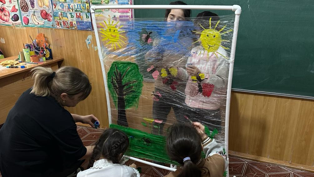 Психолог Центра соцобслуживания Кайтагского района с воспитанниками интерактивного клуба «Лачин» провела занятие по рисованию на пищевой пленке