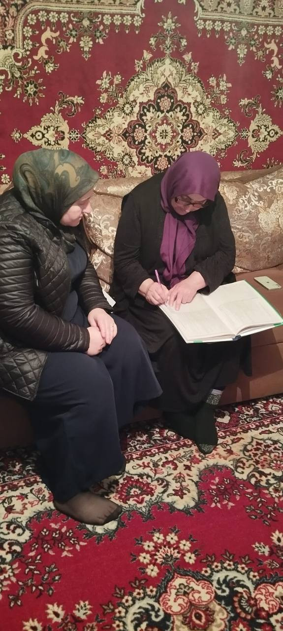 Социальный работник 1 отд. СО на дому Хадисова Азра при оказании социально-бытовых услуг подопечной.