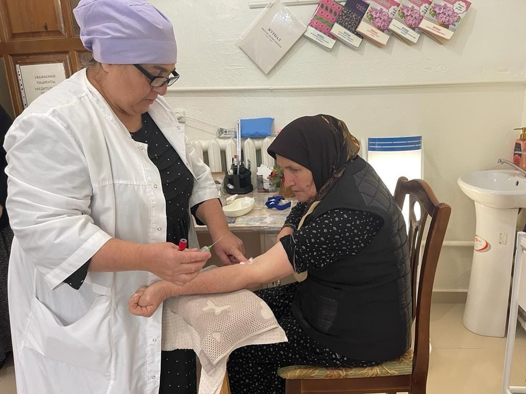 В рамках реализации нацпроекта «Демография» социальные работники Минтруда Дагестана обеспечили медосмотром пожилых жителей Казбековского района