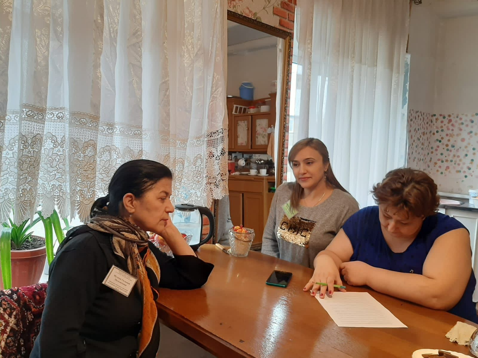 Заведующая отделением семьи Мусаева Салимат и специалист Муртазалиева Раисат посетили подопечную Алиеву А.