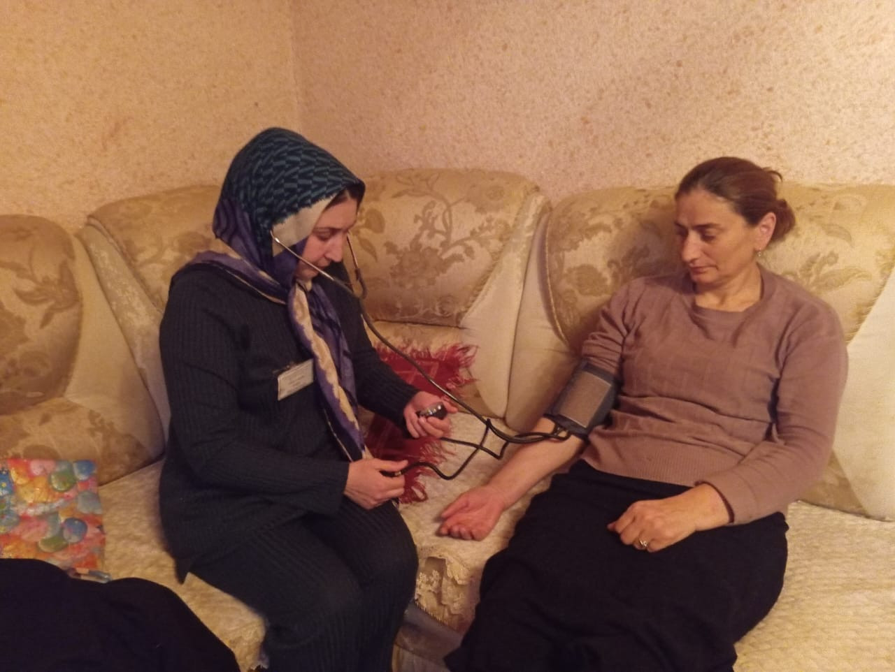 В рабочий день специалиста по работе семьёй и детьми Абдуллаевой Зухры входит посещение своих подопечных.