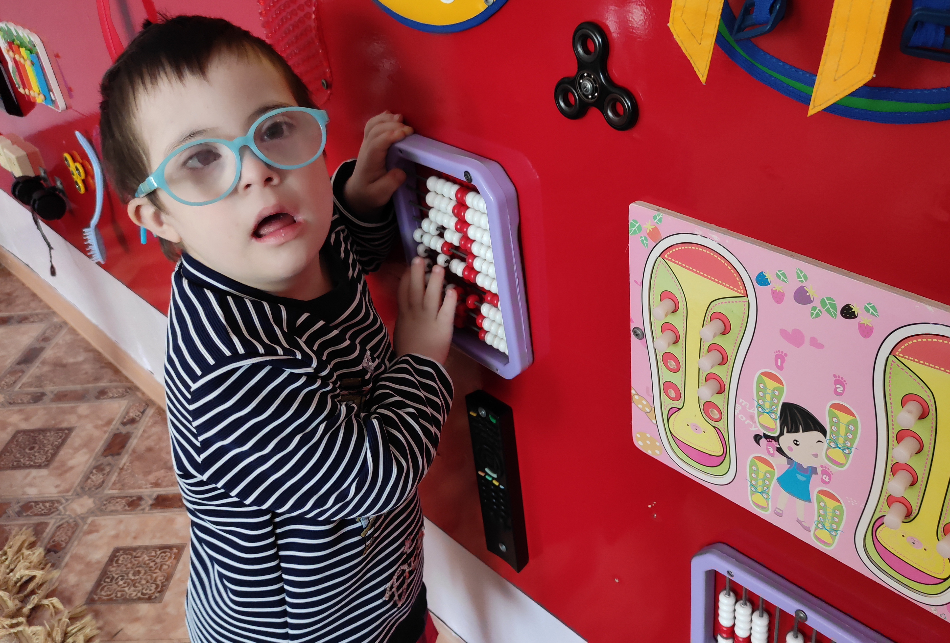 Использование бизиборд-доски для стимуляции мелкой моторики рук детей с ОВЗ