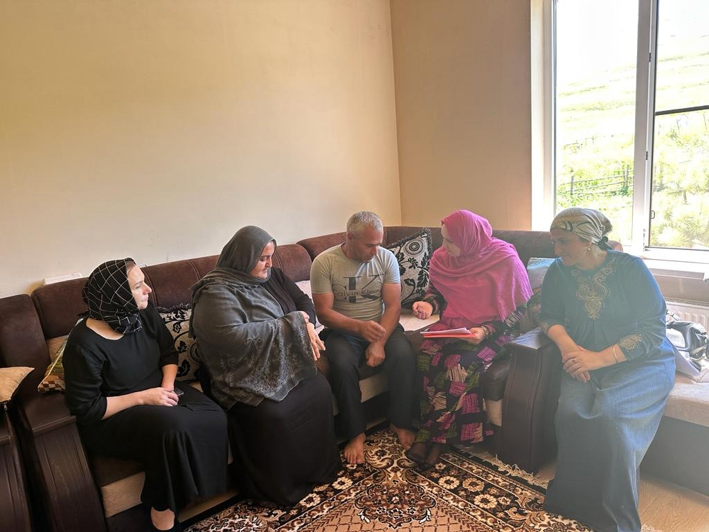 Социальные работники Минтруда Дагестана в Ботлихском районе посетили семьи участников СВО.