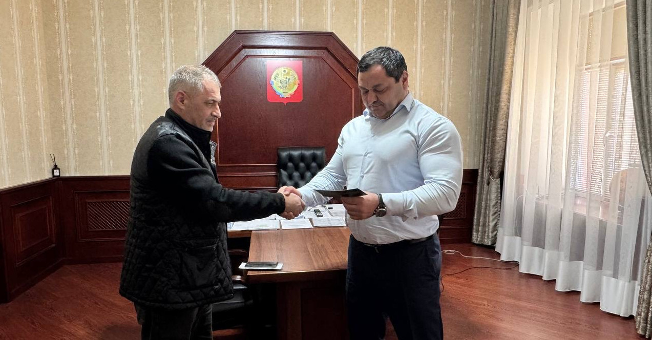 В Управлении социальной защиты Хасавюртовского района ветерану труда вручили удостоверение