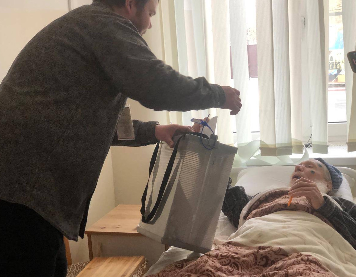 Участковая избирательная комиссия обеспечила возможность участия в голосовании для подопечных отделения временного пребывания граждан пожилого возраста и инвалидов.