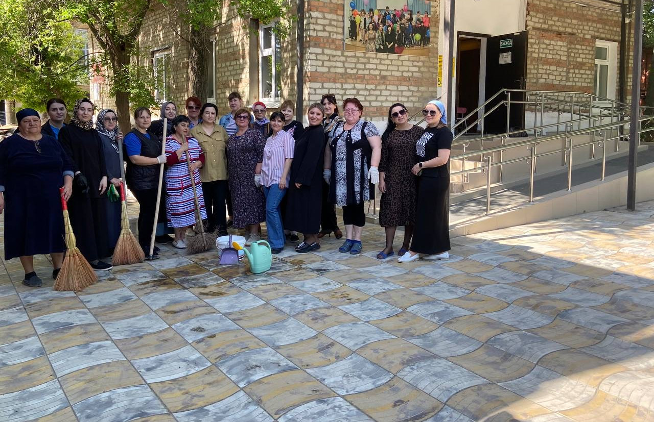 Сотрудники ГБУ РД КЦСОН в МО «город Кизляр» приняли участие в Республиканском субботнике.