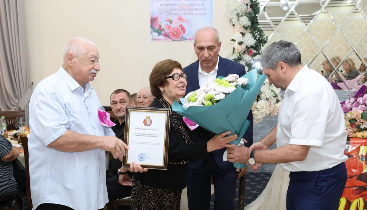 Работники социальных учреждений Минтруда РД в городах и районах республики поздравили 1 октября около 2 тыс. пожилых граждан