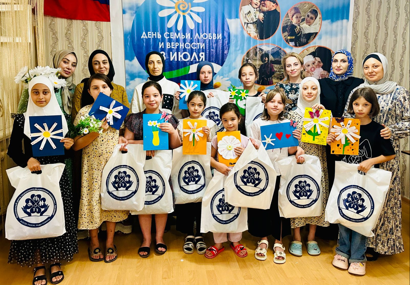 Подопечные Комплексного центра в Хасавюрте в преддверии семейного праздника приняли участие в мастер-классе «Ромашковое счастье»  по изготовлению открытки для родителей