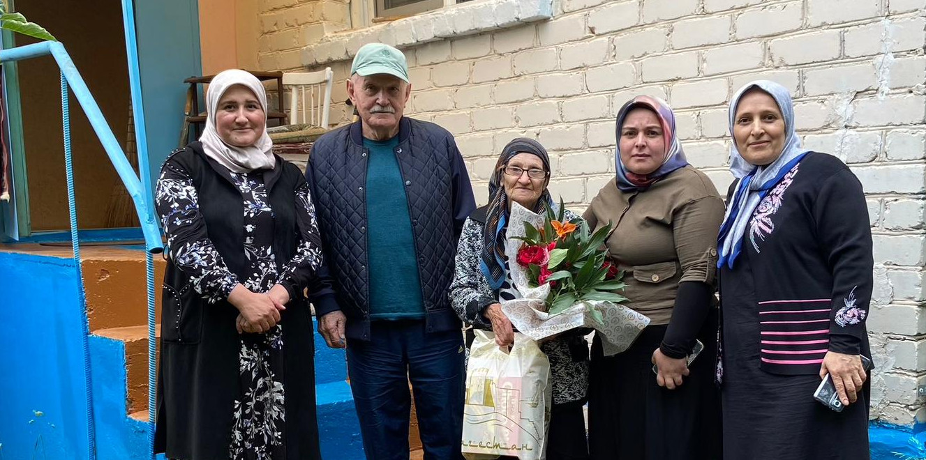 Нина и Умахан Магомедрасуловы проживают вместе 63 года. Социальные работники в Гумбетовском районе вручили супругам подарки в преддверии Дня семьи, любви и верности