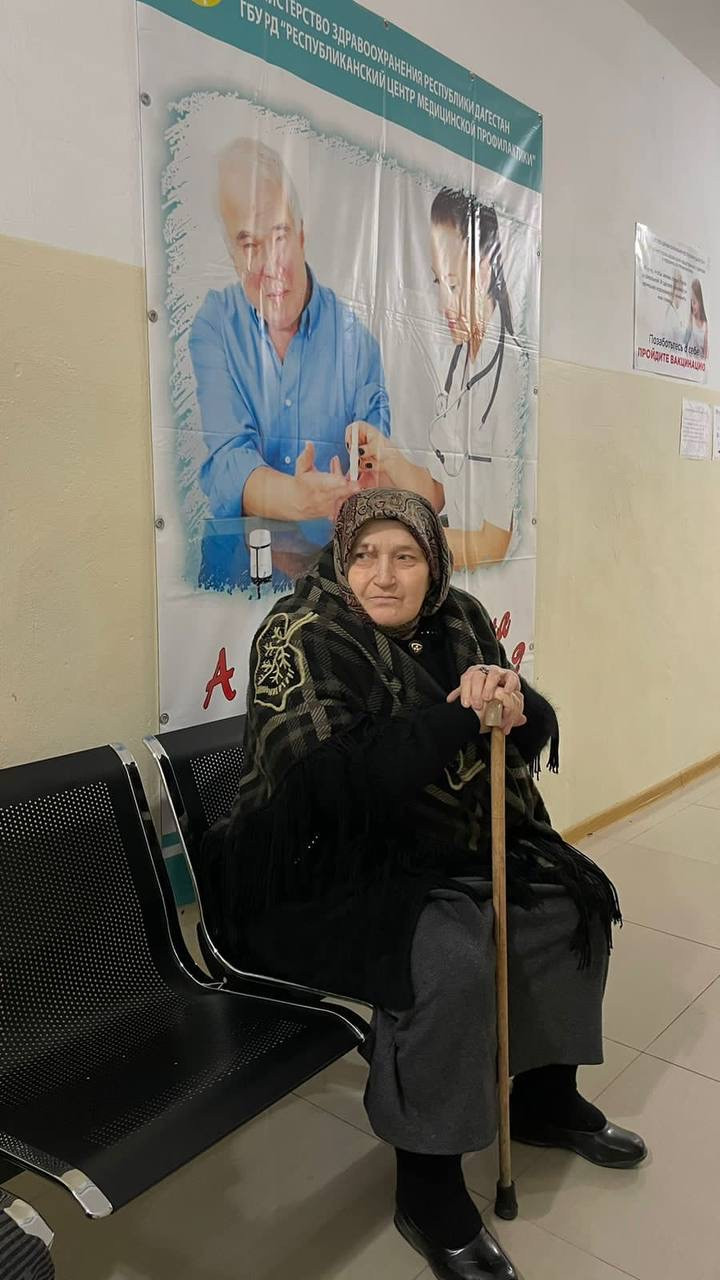 На днях мобильной бригадой  Центра была совершена поездка вместе с подопечными пожилыми в поликлинику для прохождения медицинского осмотра.