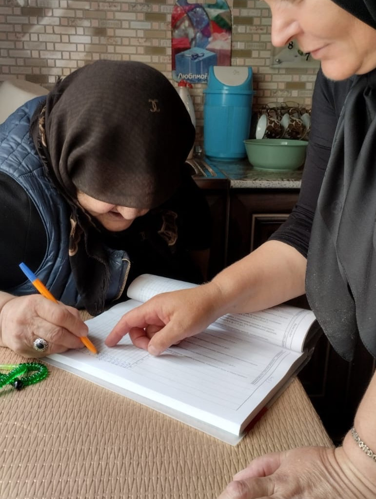 Социальный работник социального обслуживания на дому отделения №4 с.Риквани Патимат Алиева оказывает социально-бытовые услуги подопечной Ахмедхановой Озолу.