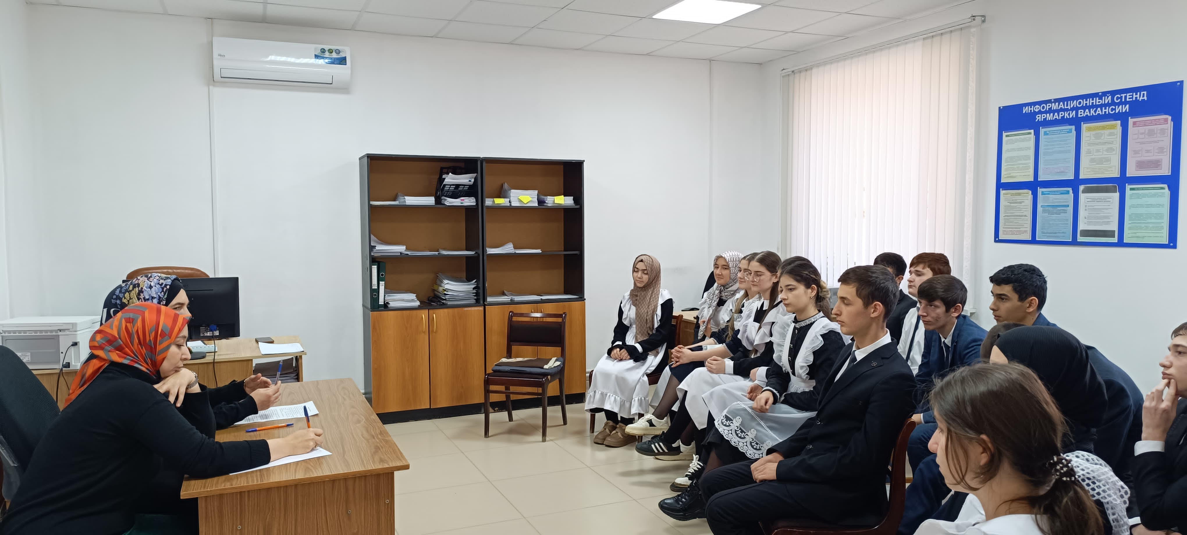 Учащиеся выпускных классов Дылымского лицея посетили центр занятости населения Казбековского района