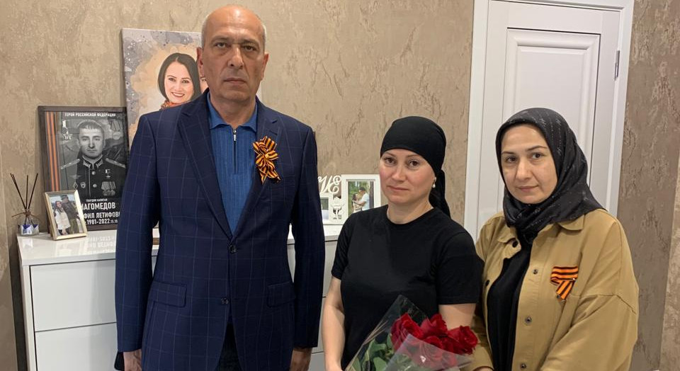 В преддверии 9 Мая в Дербенте работники Комплексного центра посетили родных погибших участников специальной военной операции