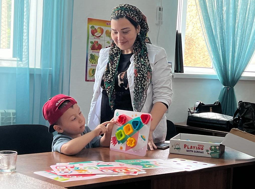 Воспитатель Султанова Гульнара проводит индивидуальное занятие с подпочечным Центра.