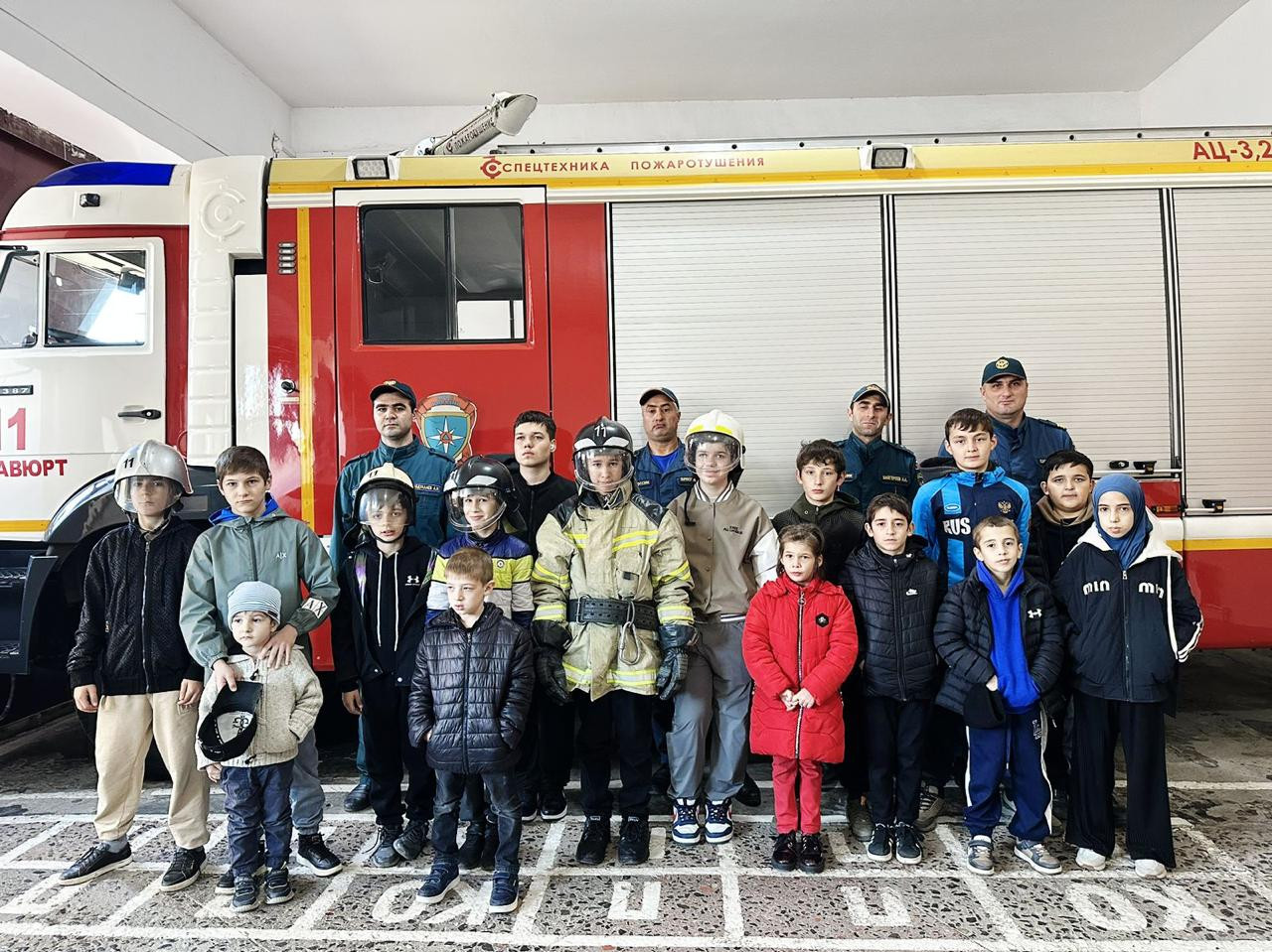 Дети из малообеспеченных семей и семей участников СВО  посетили пожарную часть города Хасавюрт