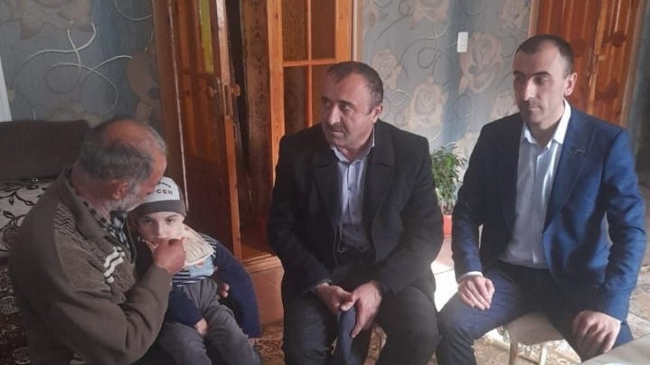 В Курахском районе для ребенка-инвалида приобрели инвалидную коляску