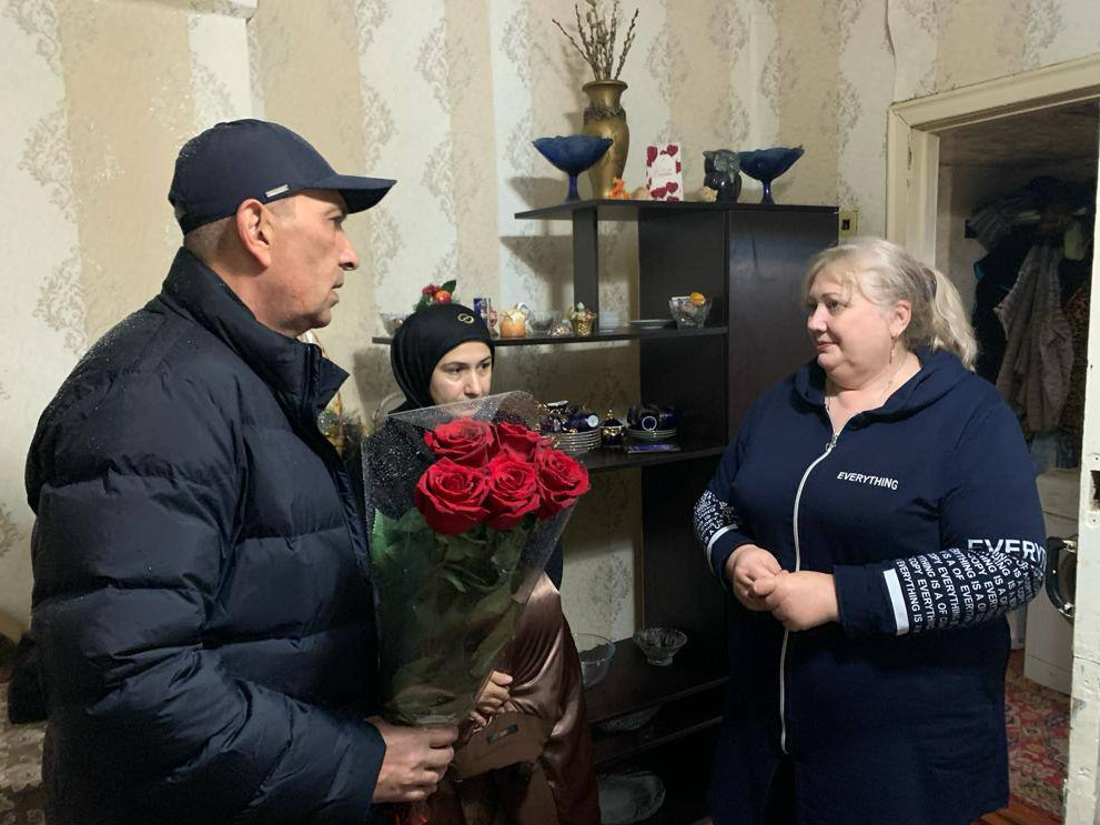 Социальные работники Минтруда Дагестана посетили семью Героя России Михаила Абраменко