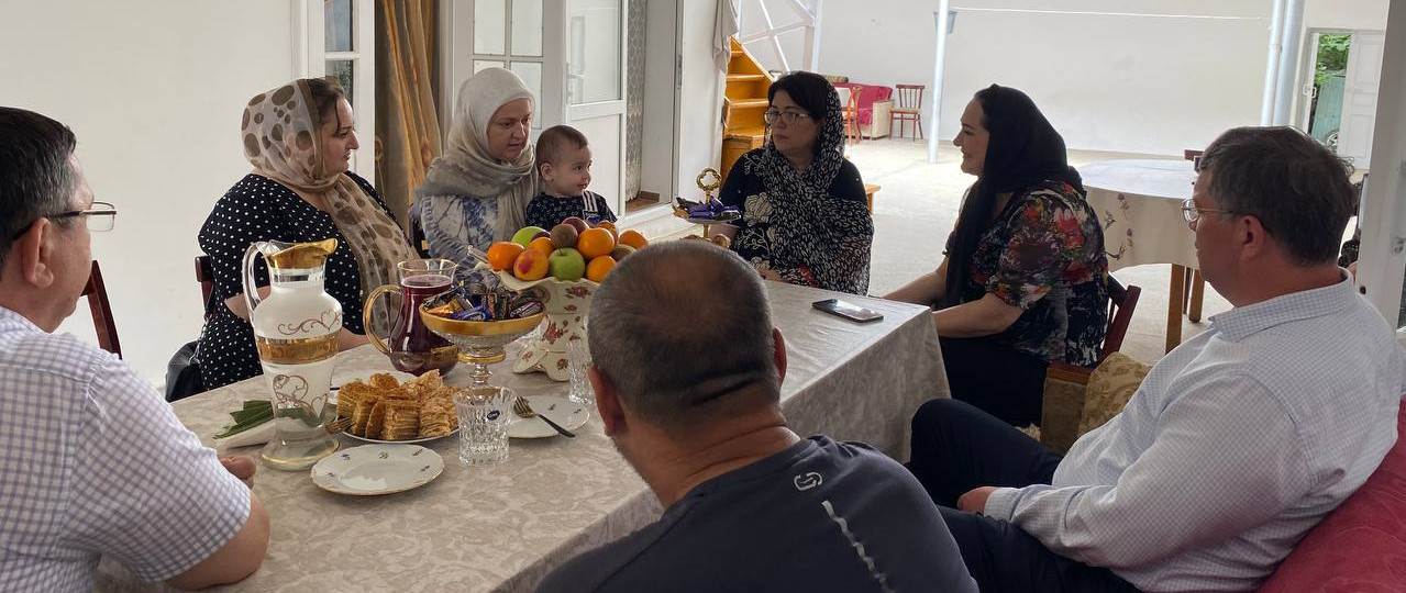 Сенатор Сулейман Керимов продолжает помогать дагестанцам в совершении хаджа в Мекку. Среди них и семьи погибших военнослужащих