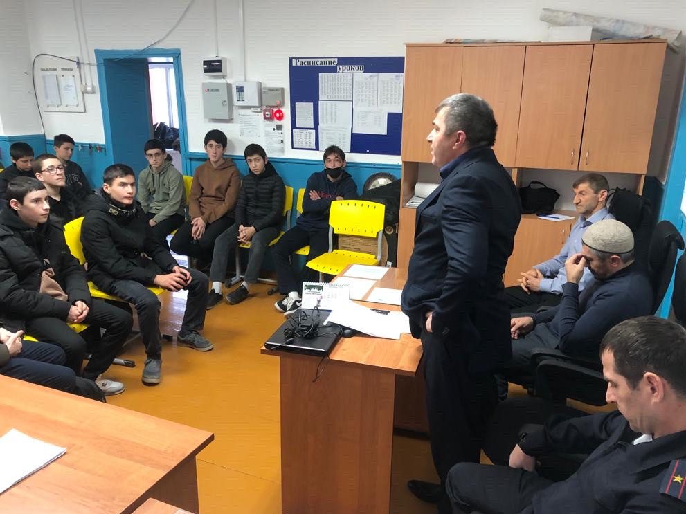 Социальные работники Минтруда Дагестана провели с учащимися Ботлихского района мероприятия по профилактике наркомании