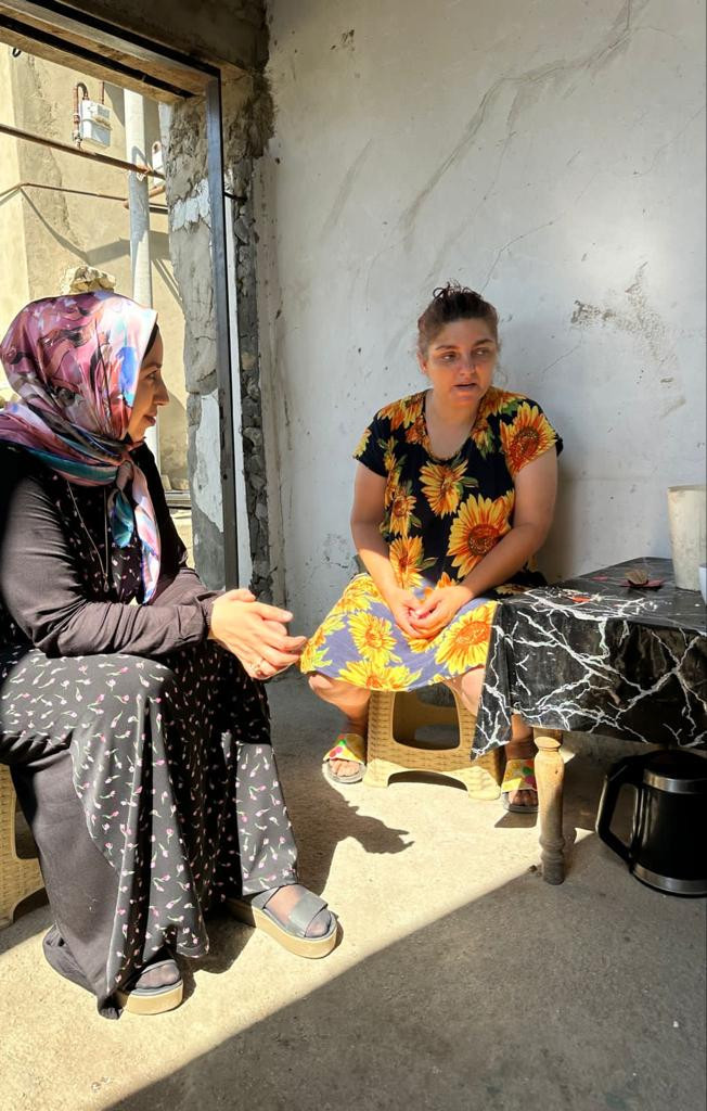 Очередное посещение на дому семьи находящейся в социально-опасном положении. Психолог Сулейманова А.Г. проводит профилактическую беседу с детьми.