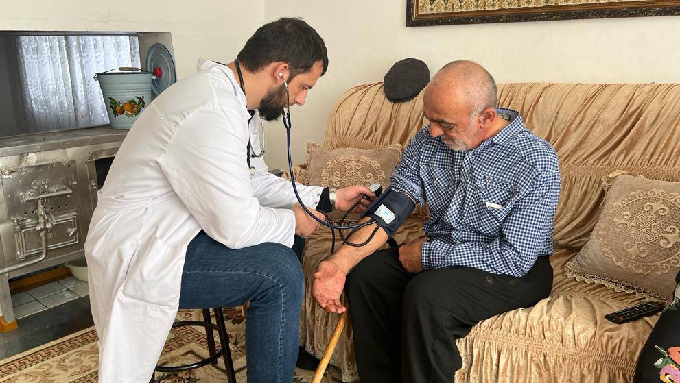 Мобильная бригада комплексного центра социального обслуживания населения Буйнакского района продолжает свою работу в рамках федерального проекта «Старшее поколение»