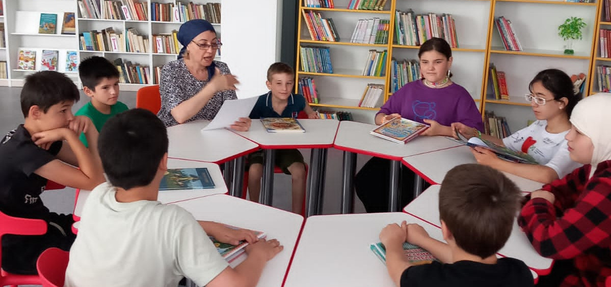 Воспитатели  Социально-реабилитационного центра г.Кизилюрта организовали для детей экскурсию в городскую библиотеку