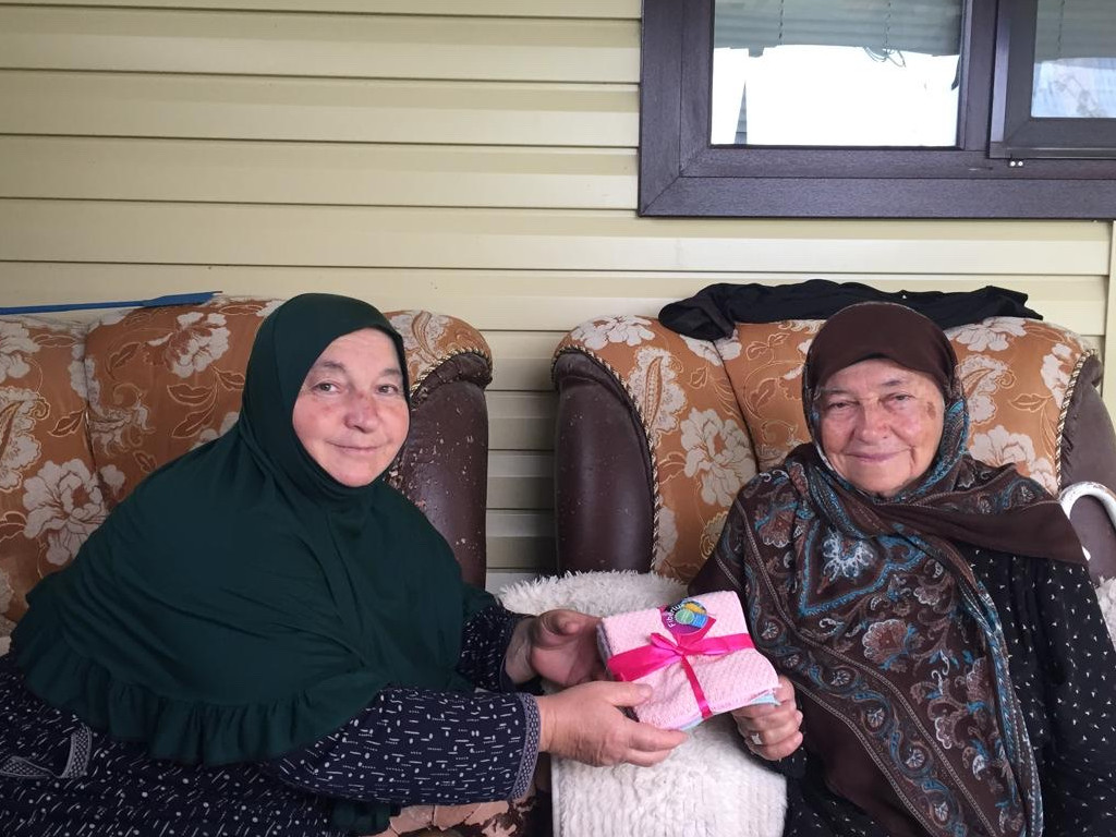 Социальный работник социального обслуживания на дому отделения №2 Насрулаева Напи посетила своих подопечных в прекрасный праздник Курбан-байрам