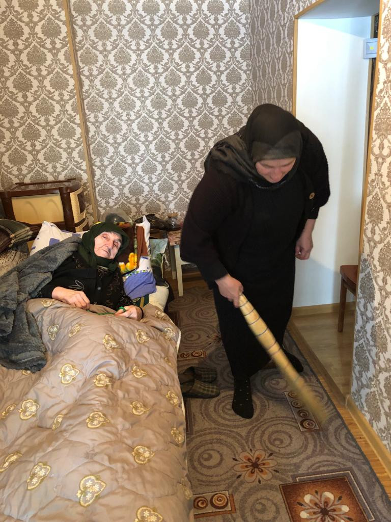 Социальный работник Абакарова Асият за выполнением своих обязанностей.