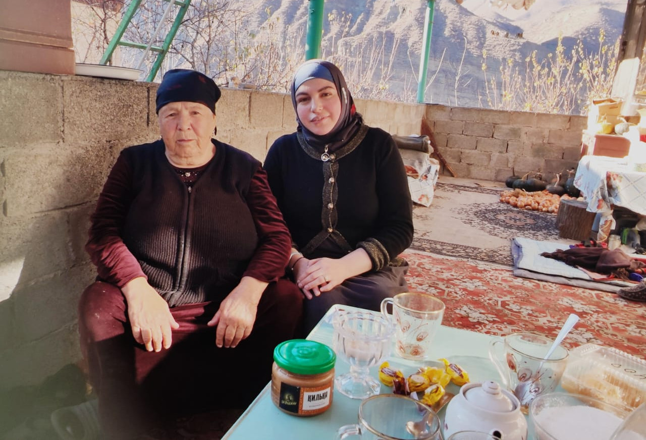 Социальный работник Камилова Рахмат у подопечной Ибрагимовой Хамзада.