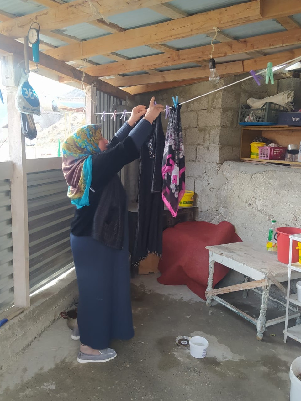 Социальные работники социального обслуживания на дому отделения №3 с.Рахата , бригадным методом оказывают социально-бытовые услуги подопечной Нажмудиновой Патимат Гаджимурадовне. Патимат Абдулкадирова 20 н