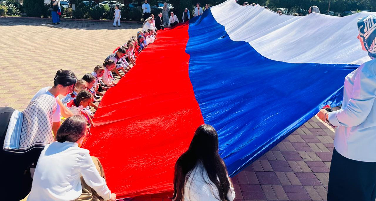 Территориальный Комплексный центр в Хасавюрте в День Государственного флага России организовал праздник для своих маленьких подопечных