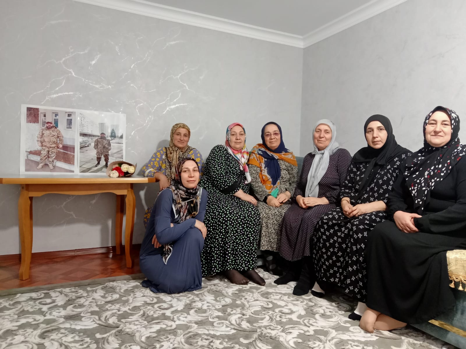 Социальные работники социального обслуживания на дому с.Рахата отделения №3 бригадным методом оказывают социально-бытовые услуги заслуженной учительнице Абдулаевой Халипат Исахановне матери участника СВО Черчиева Каримулы Мухидиновича .