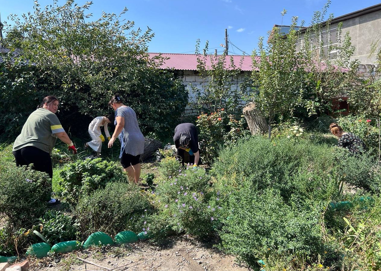 Сотрудники ГБУ РД КЦСОН в МО «город Кизляр» приняли участие в общегородском субботнике.
