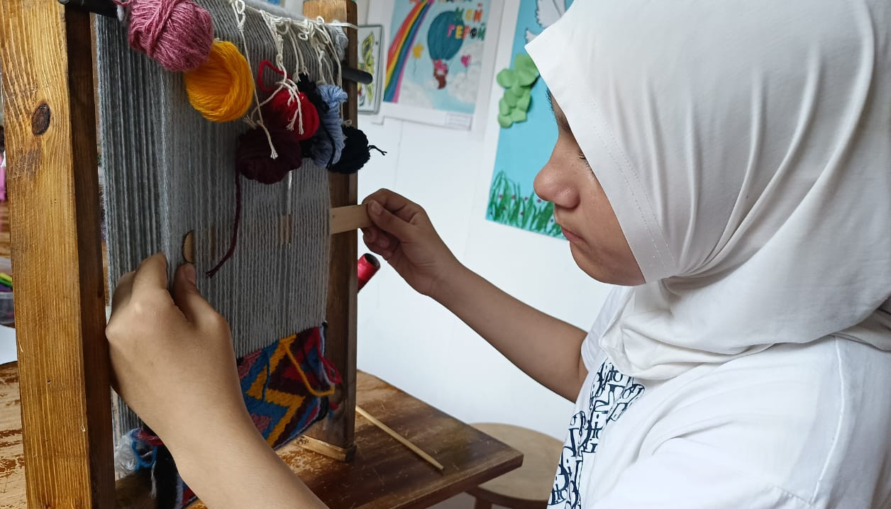 Занятие по ковроткачеству