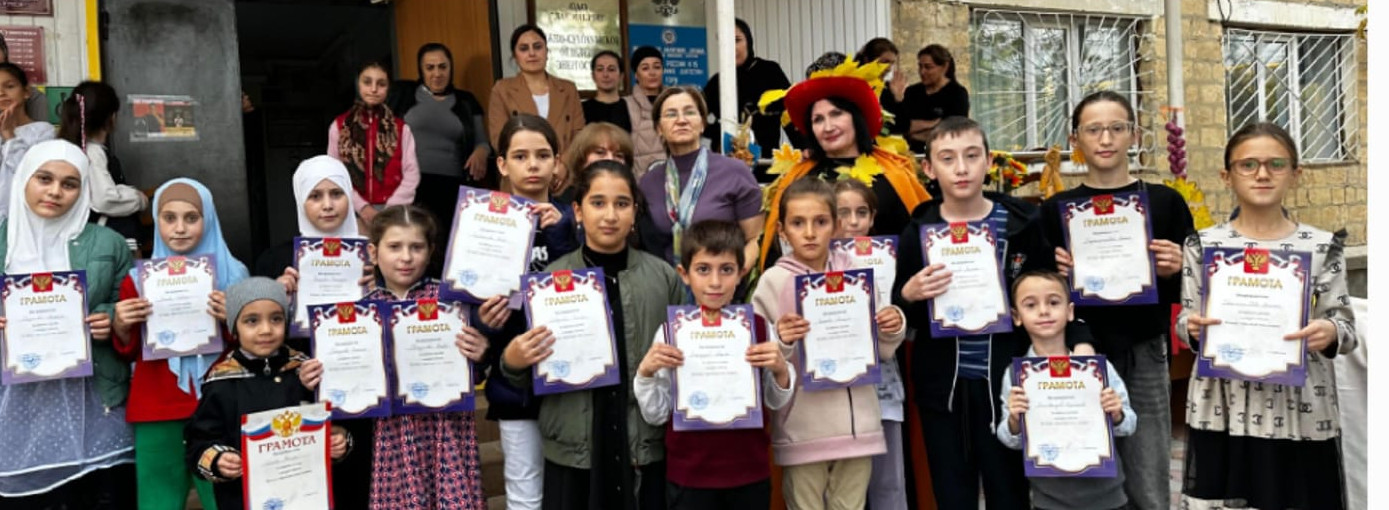 Воспитанники Комплексного центра социального обслуживания в Южно-Сухокумске на осенней выставке детских поделок продемонстрировали свои работы