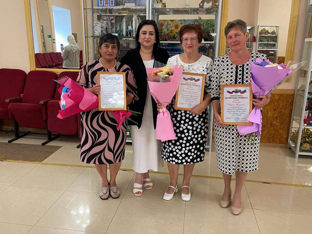 Почетной грамотой награждены сотрудники Центра.