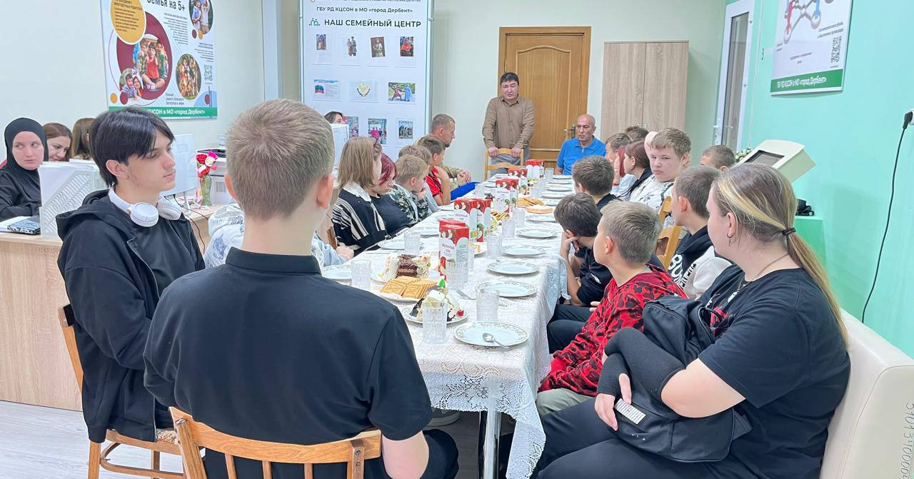 Школьники, прибывшие в Дербент из Белгородской области, встретились с участником специальной военной операции Ренатом Ханмагомедовым