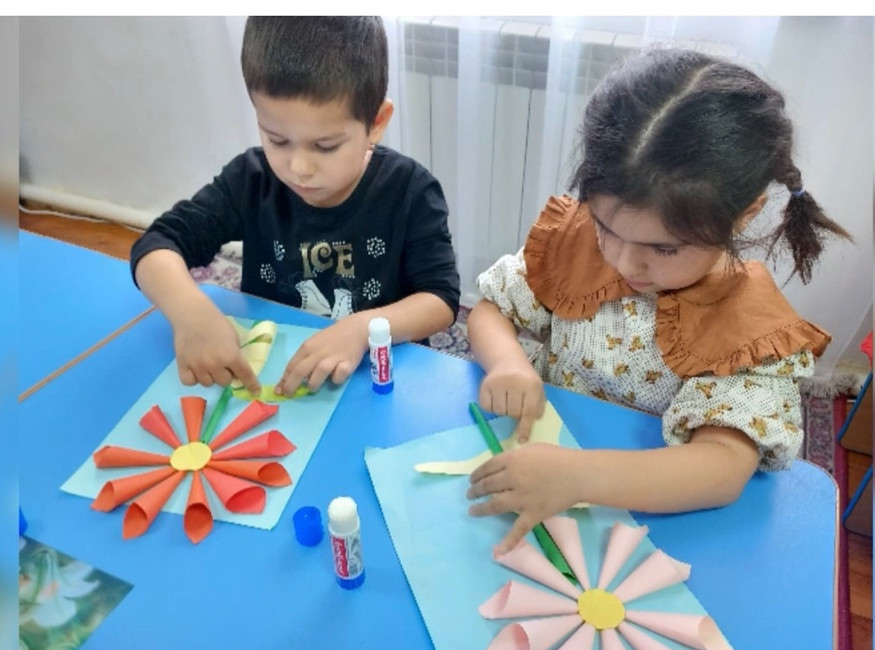 Аппликации "Цветок для мамы"