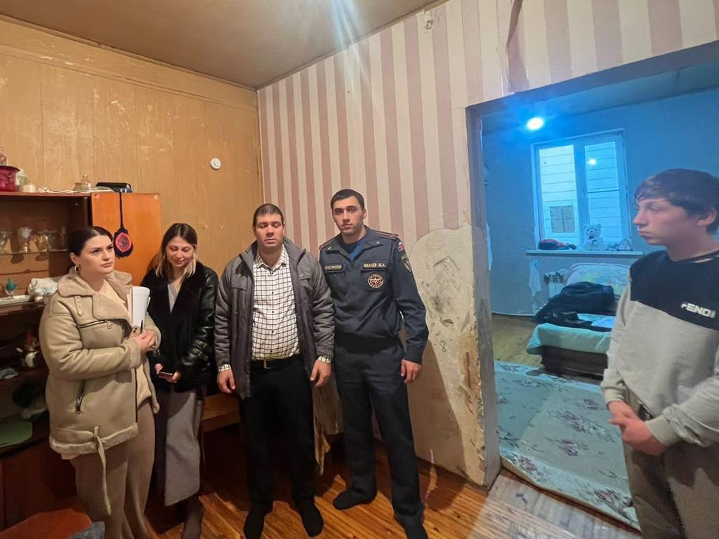 Посещение малоимущих многодетных семей с установкой в местах их проживания автономных пожарных извещателей.