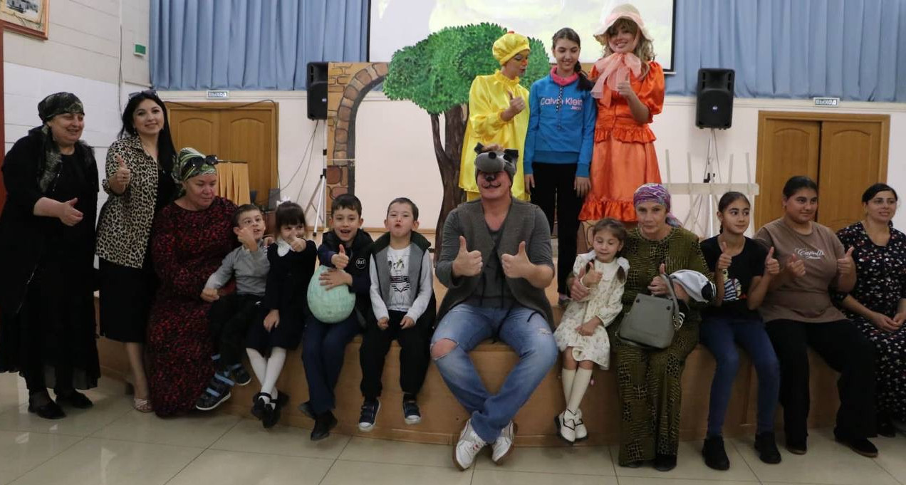 Народный театр «Феникс» Центра традиционной культуры народов России г. Кизляра ,подарил сказку «Золотой цыпленок»